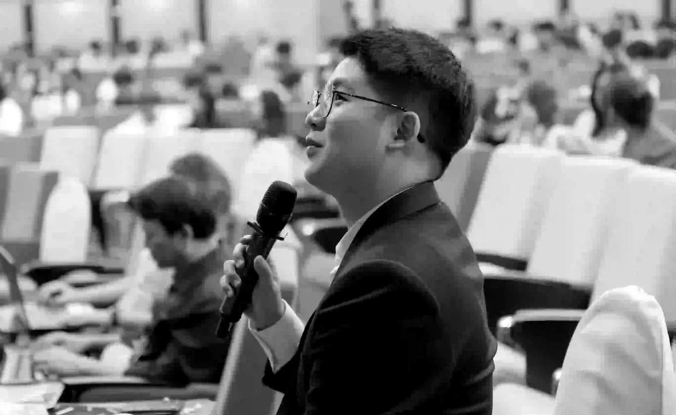 ณัฐฏ์พล อัศวอานนท์ กรรมการผู้จัดการ ZenityX บรรยายในหอประชุมต่อหน้าผู้ฟังจำนวนมาก