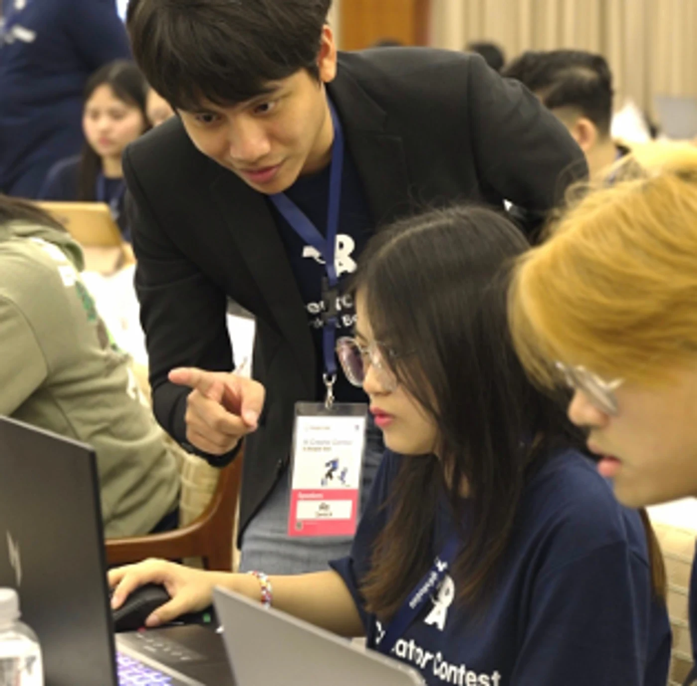 วิทยากร ZenityX ดูแลผู้เรียนแบบตัวต่อตัวระหว่างเวิร์กช็อป